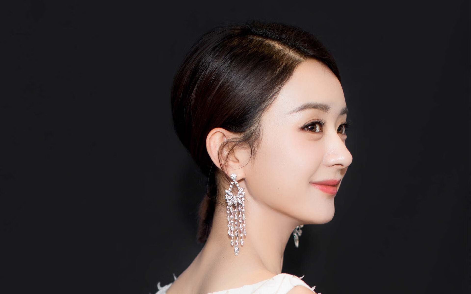 白色洪流与蓝白利刃，足球世界的两种压制美学